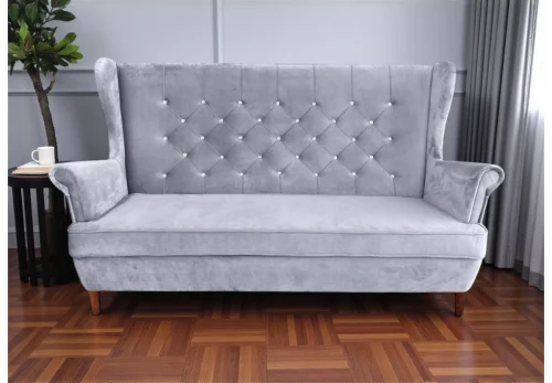 Sofa Kevin I z eleganckimi przeszyciami w stylowym wnętrzu