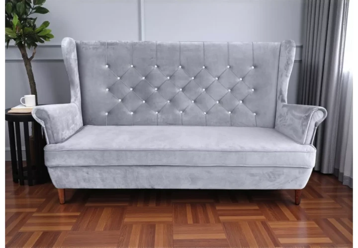 Sofa Kevin I z eleganckimi przeszyciami w stylowym wnętrzu