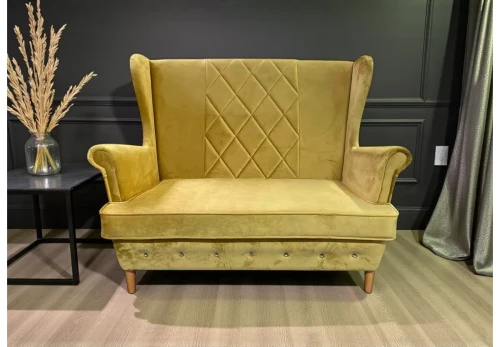 Sofa Kevin II z eleganckimi przeszyciami w stylowym wnętrzu
