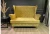 Sofa Kevin II z eleganckimi przeszyciami w stylowym wnętrzu